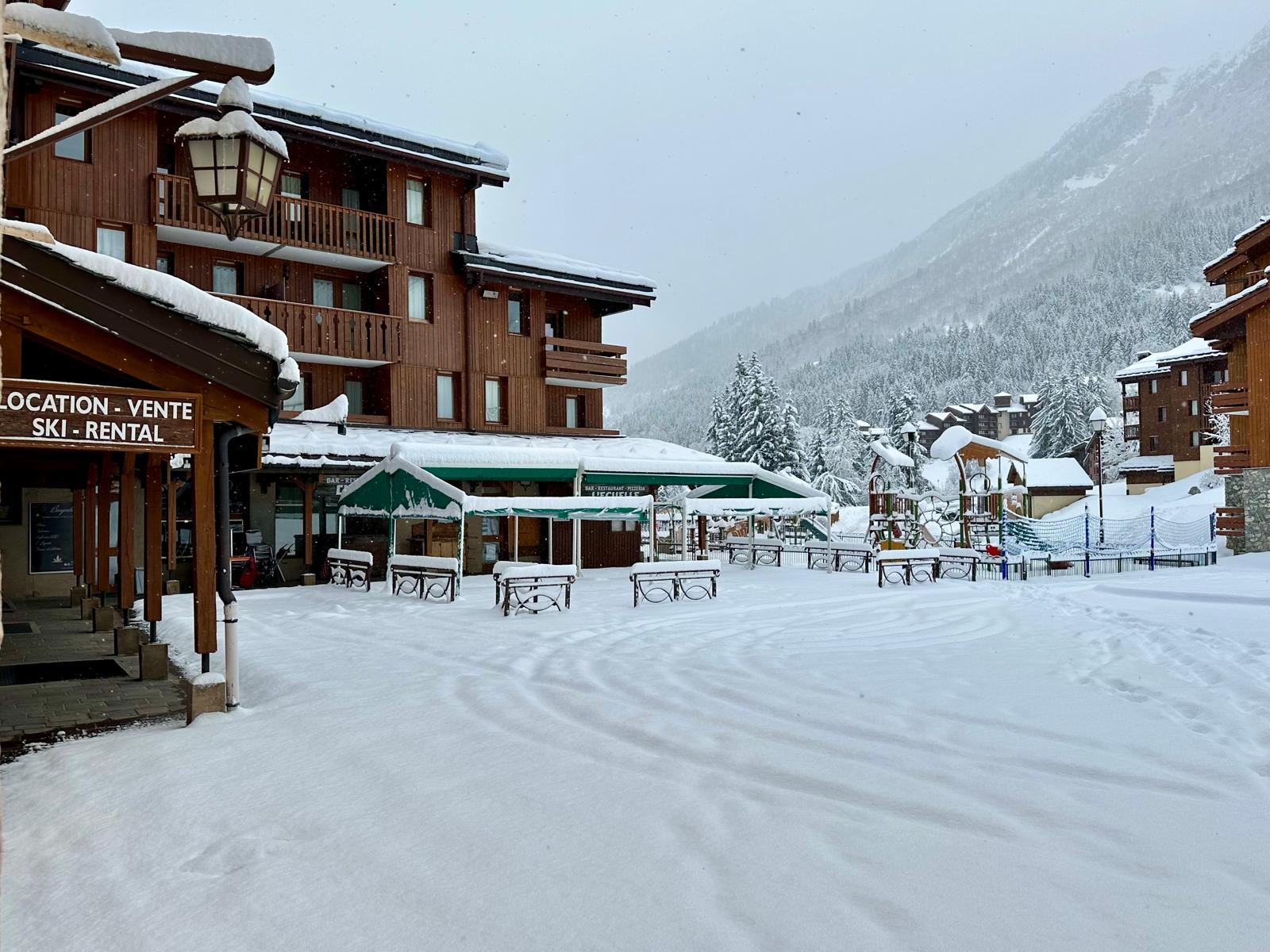 Commerces au pied de la résidence en hiver