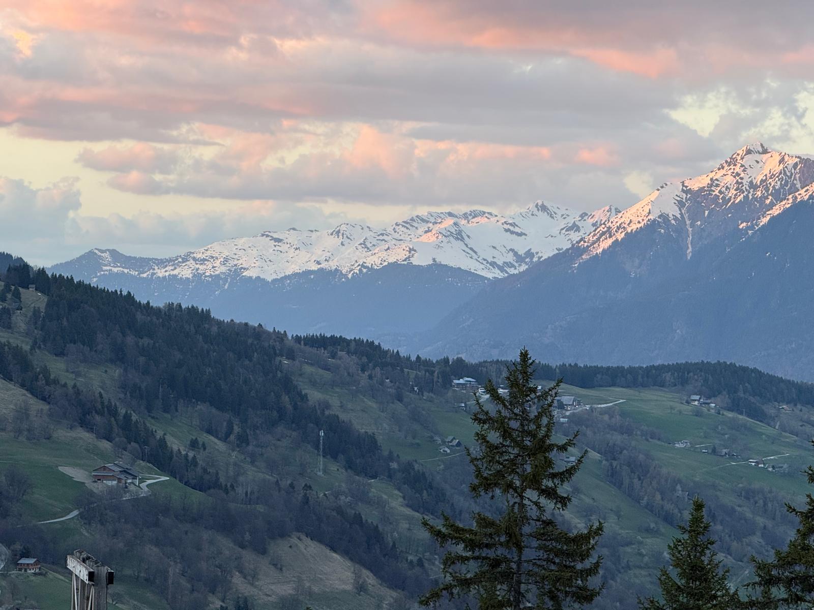 Vue sur les montagnes de Valmorel au coucher du soleil